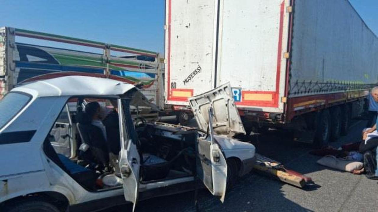 Osmaniye'de otomobilin tıra arkadan çarptığı kaza yerinden genel görünüm.
