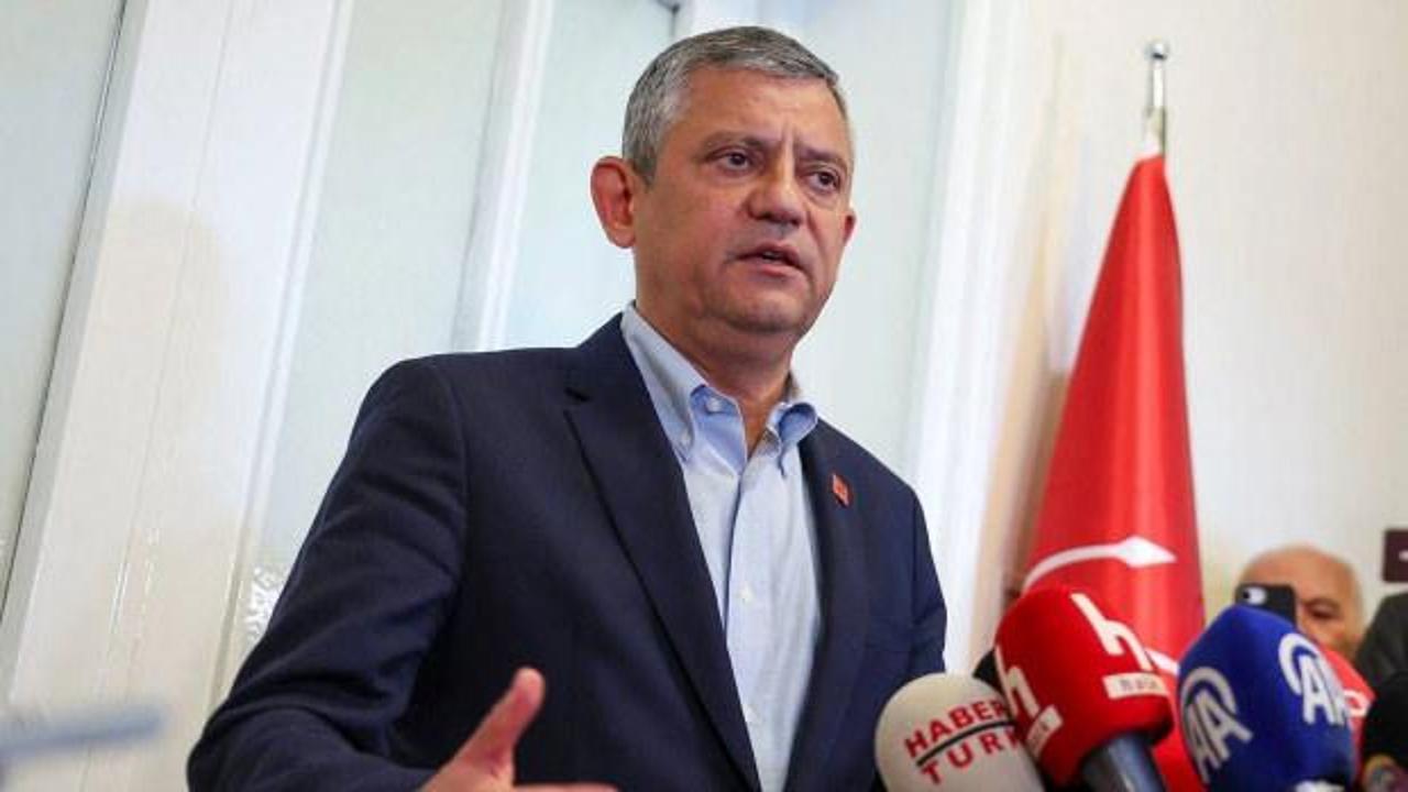 CHP logosu ve Özgür Özel'in fotoğrafı yan yana.