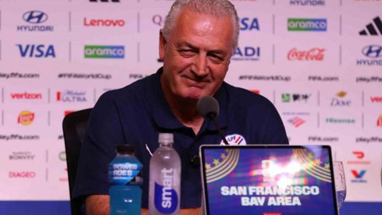 Paragvay Teknik Direktörü Gustavo Alfaro ve futbolcu Matias Galarza, Türkiye maçı öncesi basın toplantısında