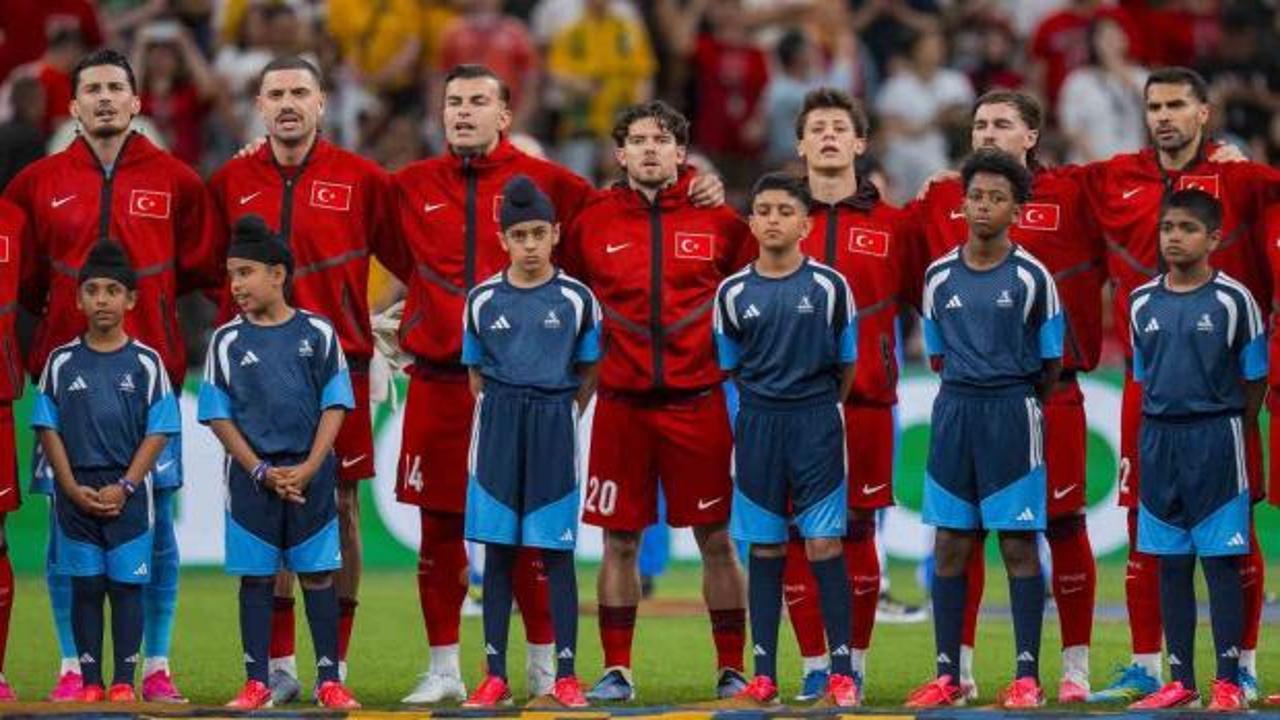 A Milli Futbol Takımı oyuncuları sahada