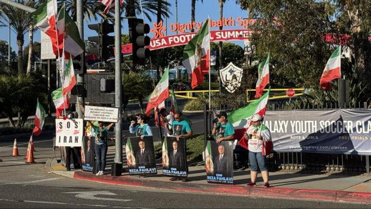 İran Milli Futbol Takımı'nın ABD'deki kamp alanında protestocuların slogan attığı an.