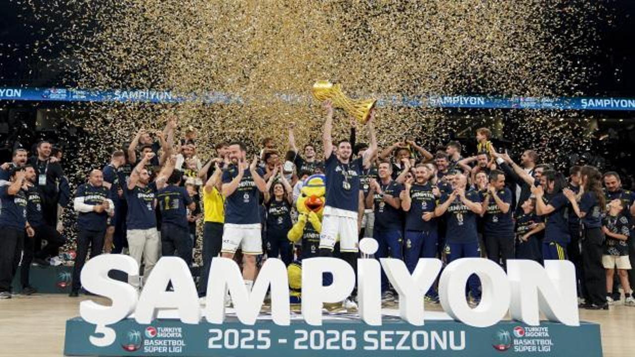 Fenerbahçe Beko takımının oyuncuları şampiyonluk kupasıyla birlikte seviniyor.
