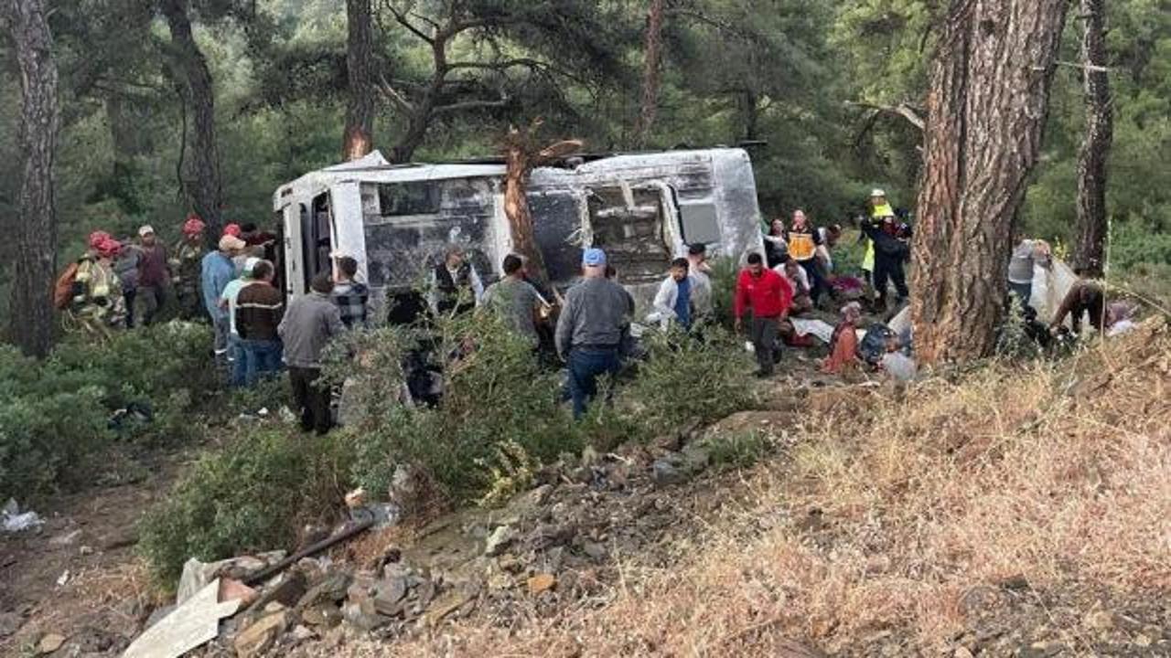 Servis minib&uuml;s&uuml; şarampole devrildi: 22 yaralı
