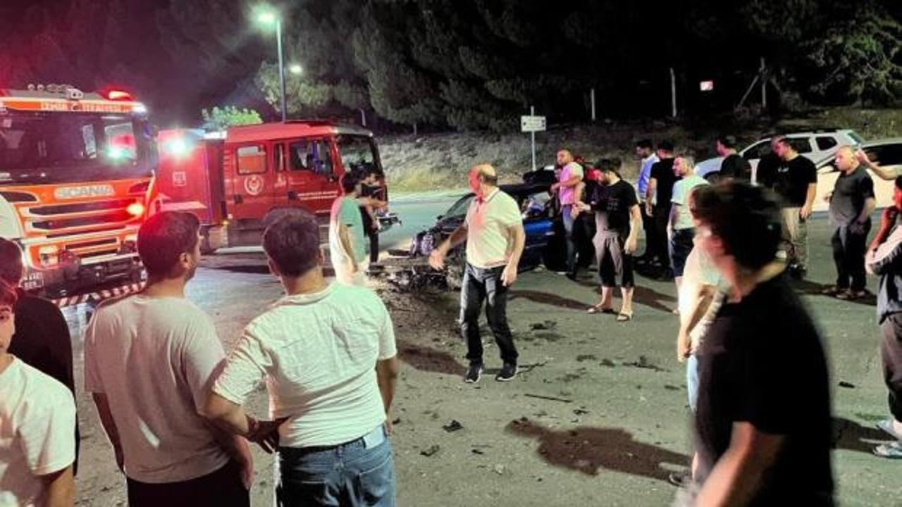 Aydın'da otomobil ile servis otobüsünün karıştığı kazada devrilen otobüs ve çevresindeki ekipler.