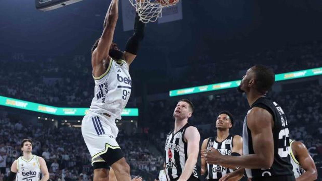 Beşiktaş GAİN ve Fenerbahçe Beko basketbol oyuncuları parkede mücadele ederken