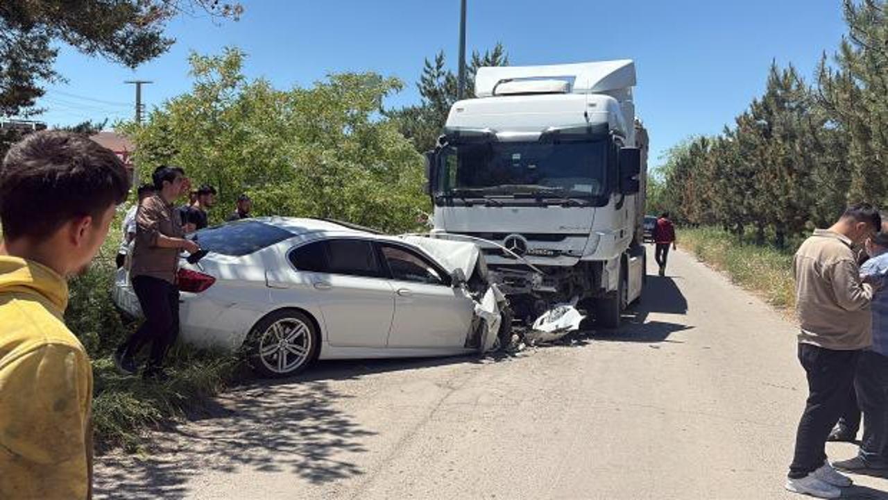 TIR ile &ccedil;arpışan otomobilin s&uuml;r&uuml;c&uuml;s&uuml; &ouml;ld&uuml;