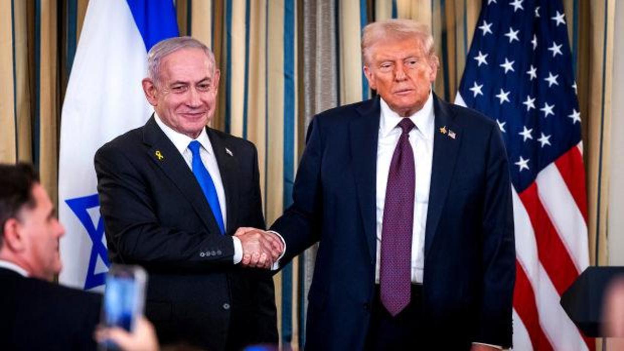 Donald Trump ve Binyamin Netanyahu birlikte görülüyor.