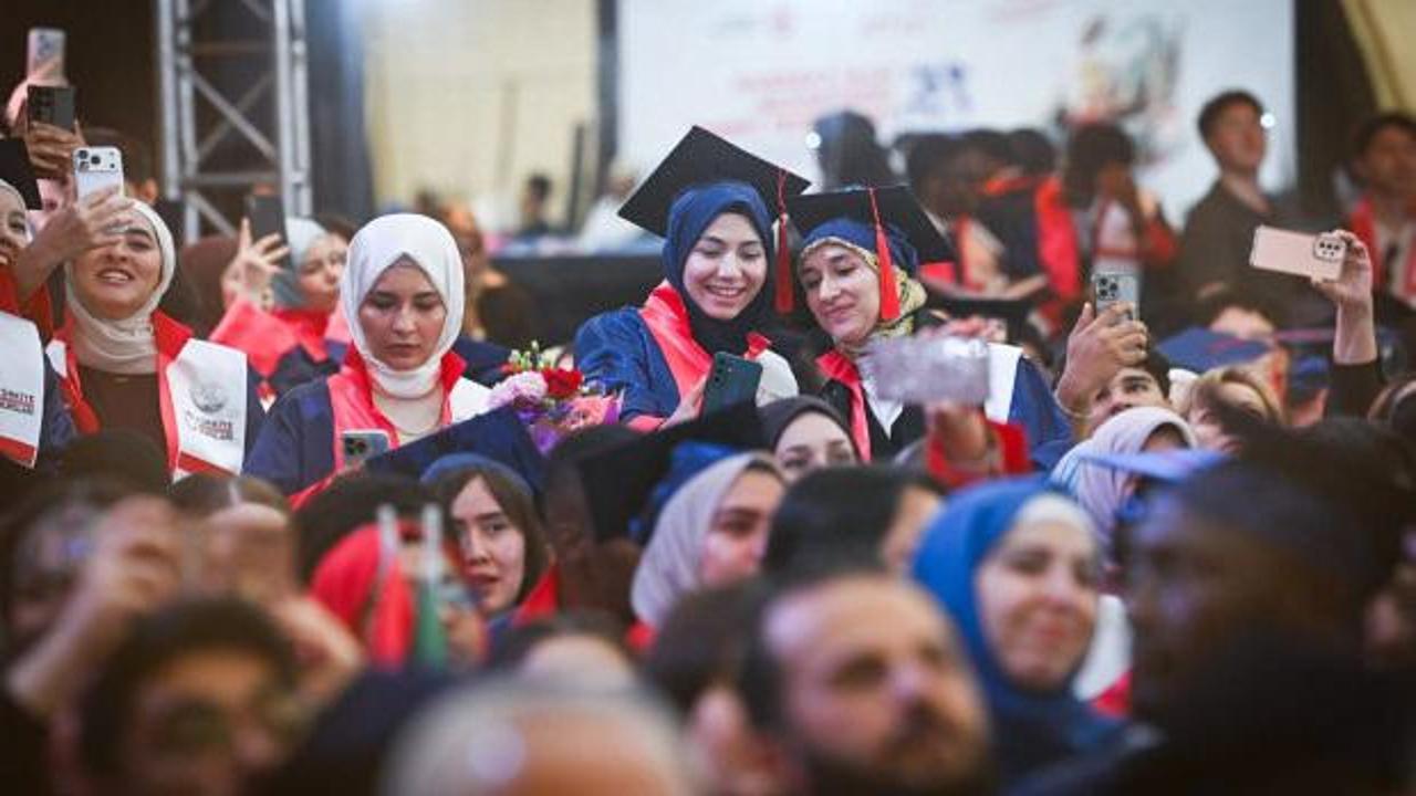 T&uuml;rkiye'den d&uuml;nyaya uzanan g&ouml;n&uuml;l k&ouml;pr&uuml;s&uuml;! 110 &uuml;lkeden &ouml;ğrenci mezun oldu