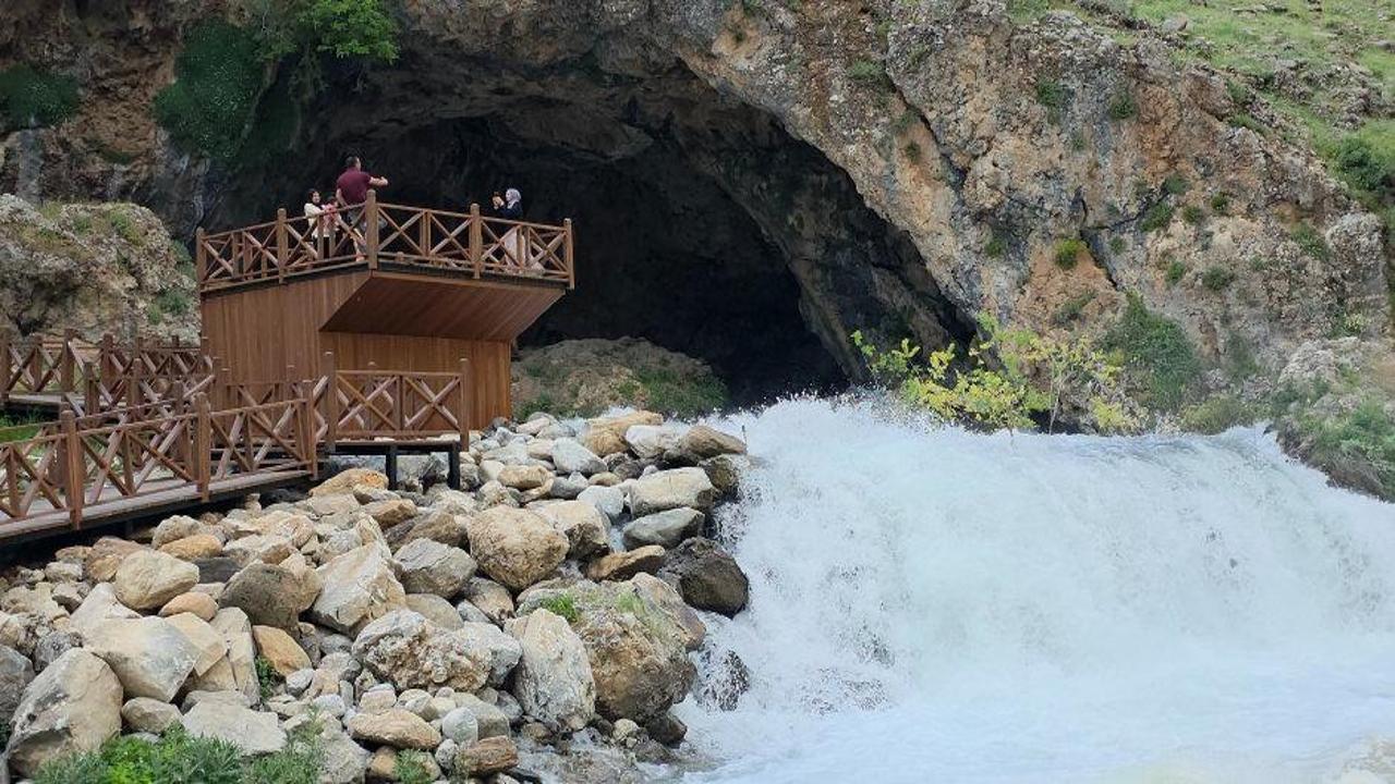 Van'ın Muradiye ilçesinde bir mağaradan denize doğru fışkıran suların görüntüsü.