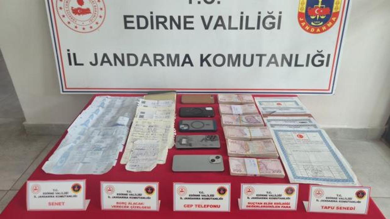 Jandarma ekiplerinin Keşan'da düzenlediği tefeci operasyonunda ele geçirilen senetler ve para desteleri.