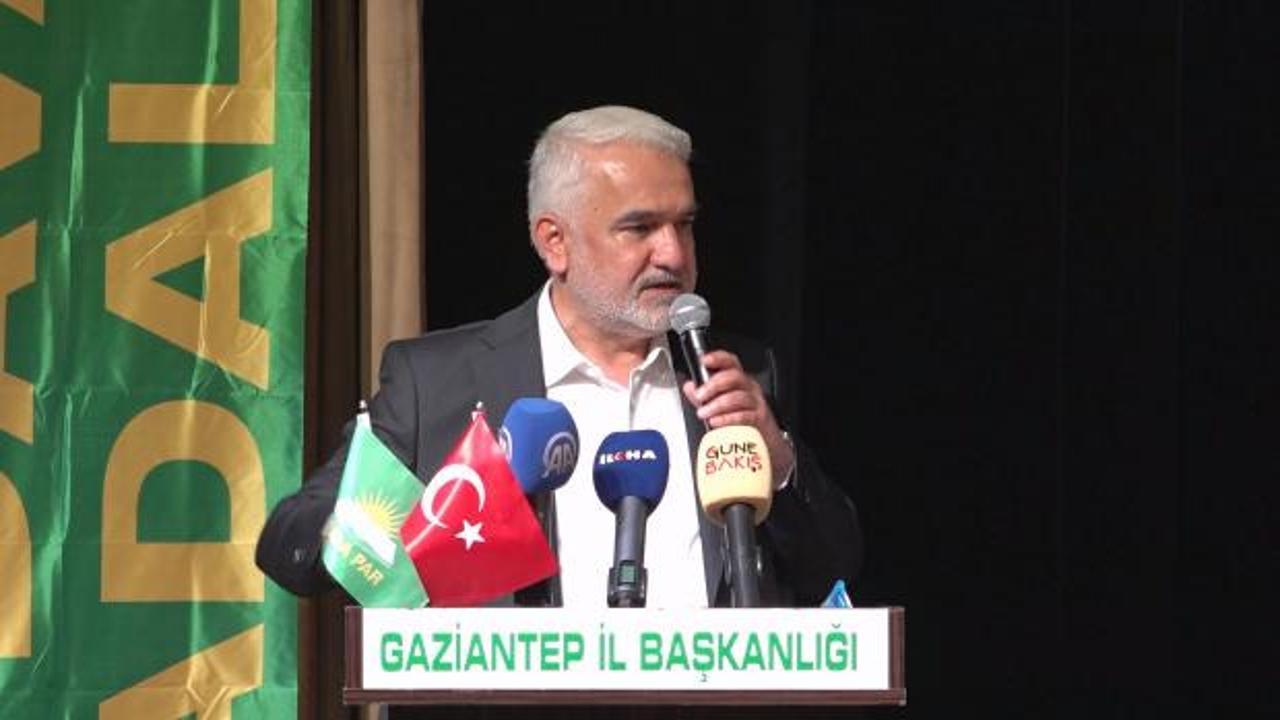 HÜDA PAR Genel Başkanı Zekeriya Yapıcıoğlu konuşma yaparken