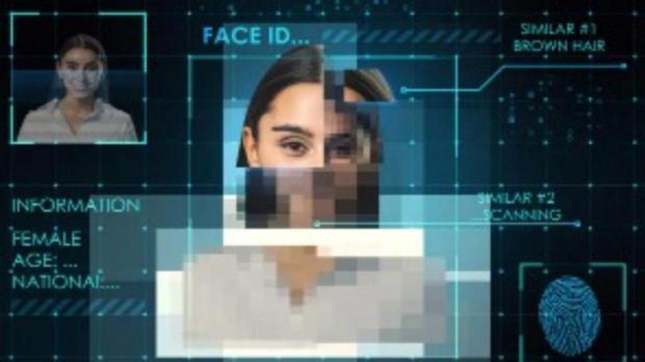Bir çocuğun yapay zeka robotuyla etkileşimde bulunduğu bir sahne, arka planda ebeveynlerin endişeli bakışları.