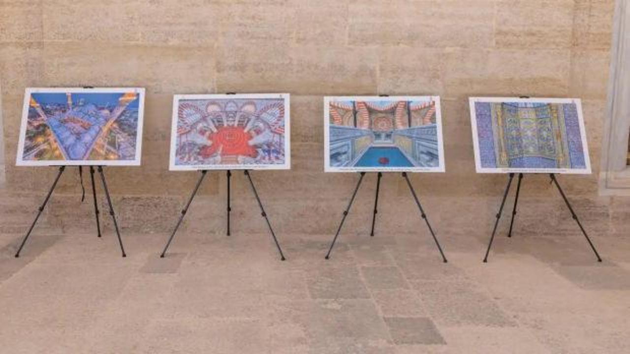 Selimiye Camii avlusunda 'Edirne'de Vakıf Medeniyetinin Zarafeti' adlı fotoğraf sergisinden bir görünüm.