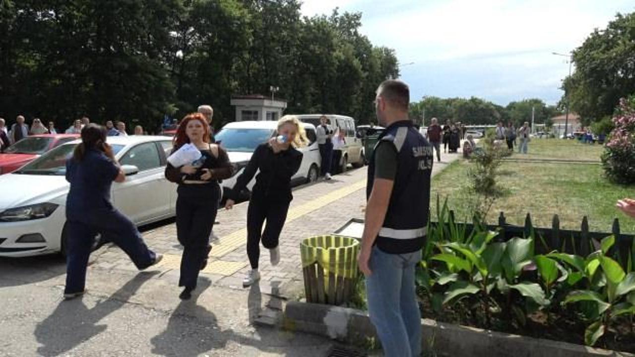 YSK binası önünde siyasi parti temsilcilerinin aday listelerini teslim etmek için bekleyişi.
