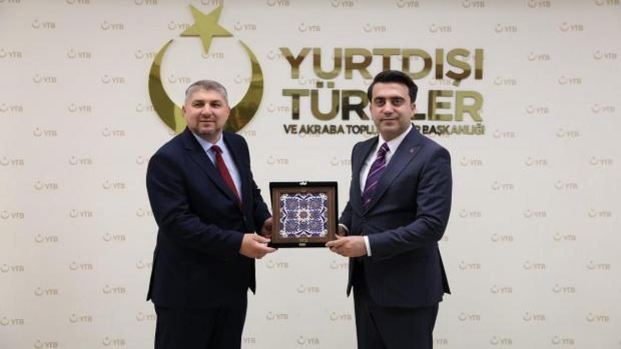 YTB Başkanı Abdulhadi Turus, Bulgaristan Başmüftüsü Ahmed Hasanov'u tebrik ediyor.