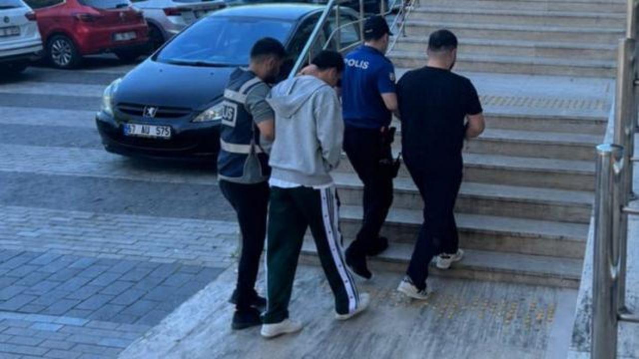 Zonguldak'ta polis ekiplerinin fuhuş operasyonunda gözaltına alınan şüpheliler adliyeye sevk ediliyor.