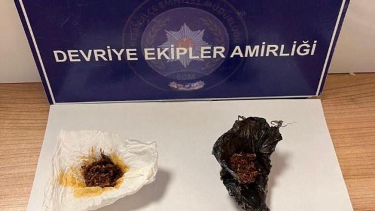 Keşan'da polis ekiplerinin durdurduğu şüpheli şahıs ve ele geçirilen uyuşturucu maddeler.