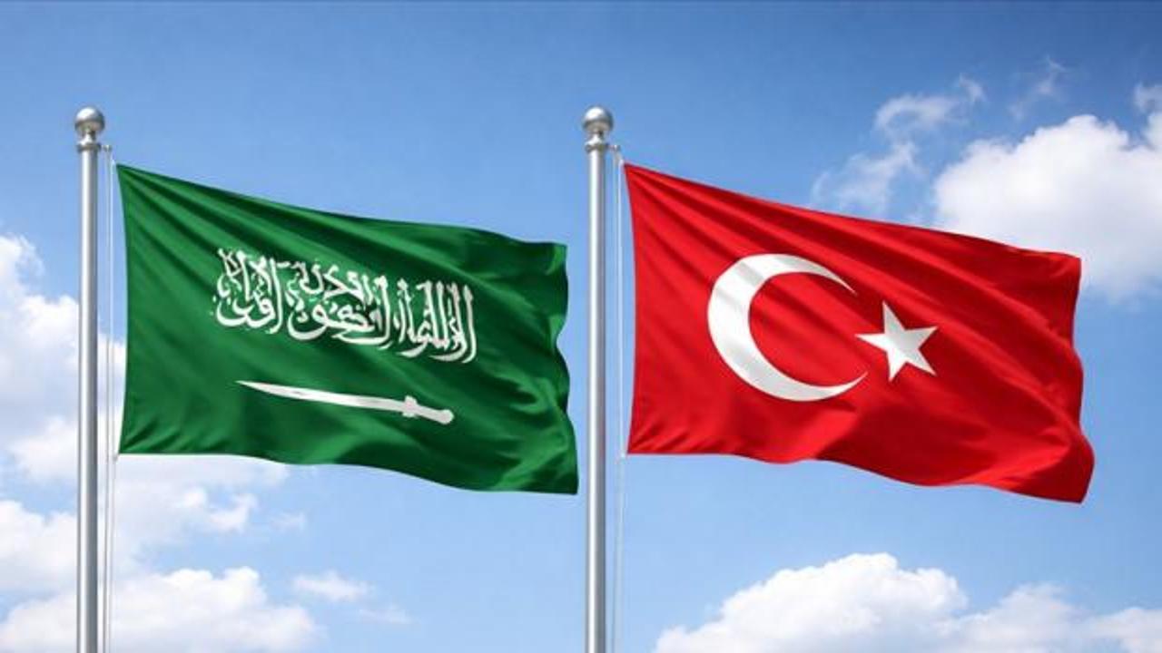 Ticaret Bakan Yardımcısı Sezai Uçarmak ve Suudi Arabistan Gümrük İdaresi Başkanı Suhail Abnami'nin anlaşma sonrası tokalaşması.