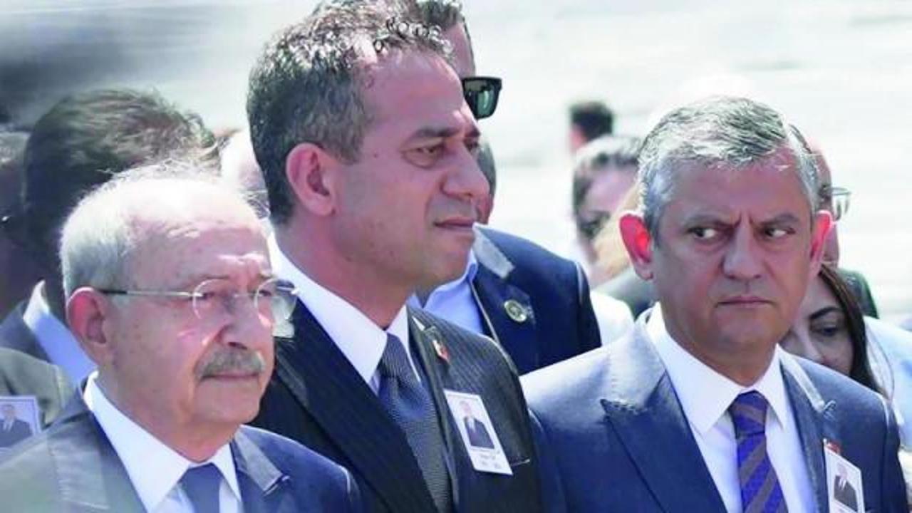 CHP Genel Merkezi önünde kalabalık bir grup ve parti bayrakları.