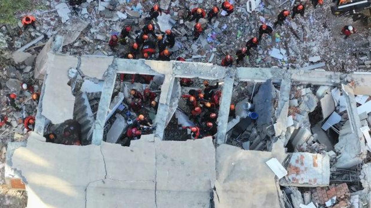 Gebze'de çöken bir binanın enkazı ve çevresindeki incelemeler.