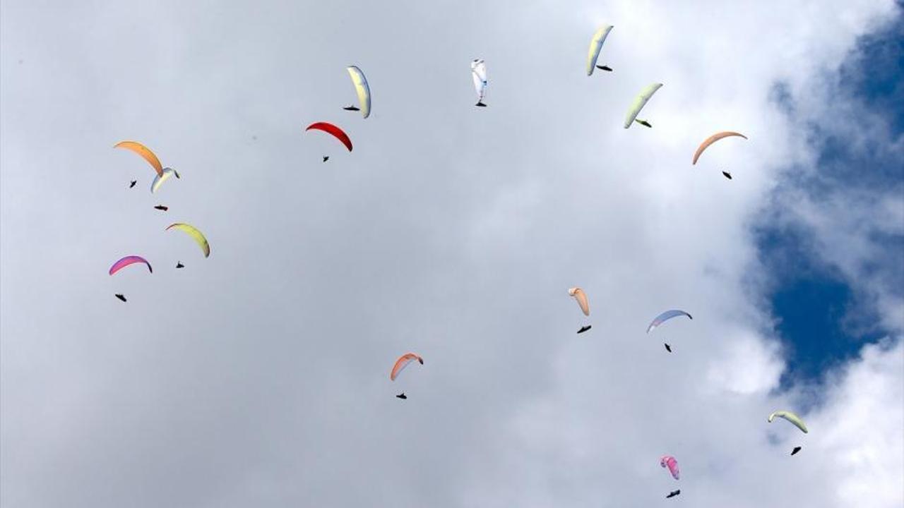 Muş'un Kurtik Dağı'nda yamaç paraşütü yapan pilotlar