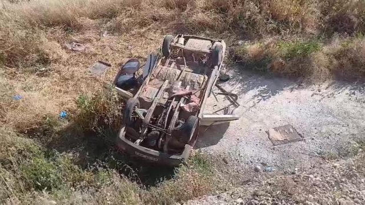 Şanlıurfa Bozova'da kaza yapan araç bölgeden çekiliyor