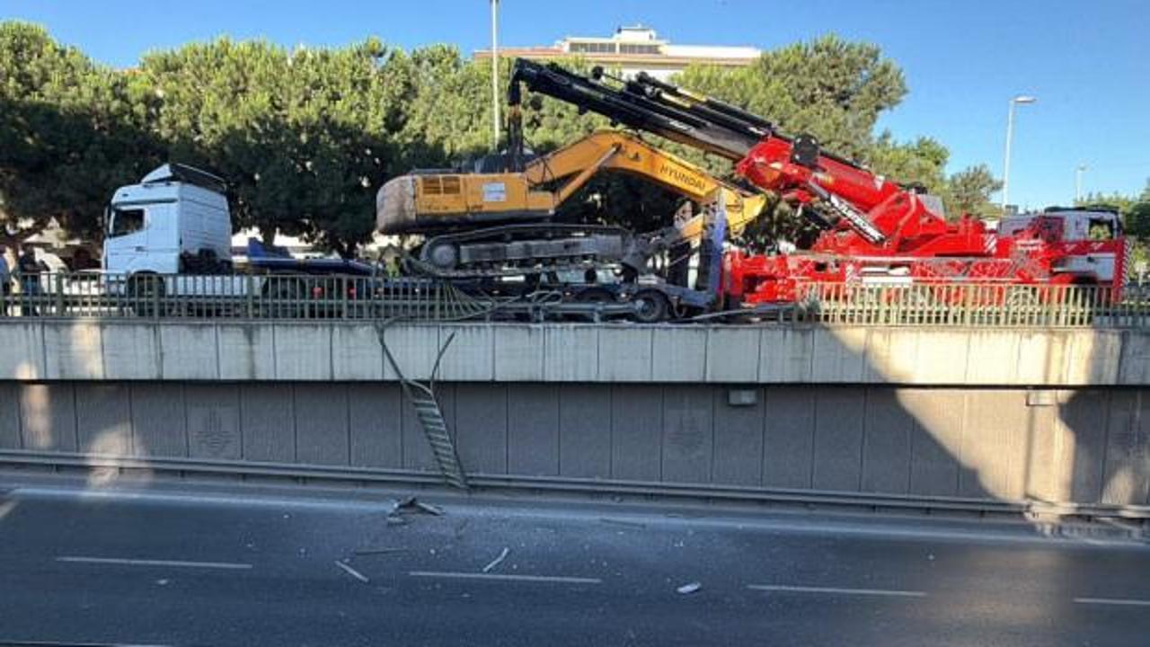 Bahçelievler'de kaza yapan tır ve iş makinesi