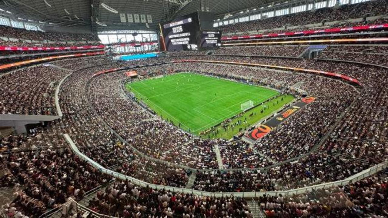 Arjantin ve Avusturya milli takımları futbolcuları sahada.