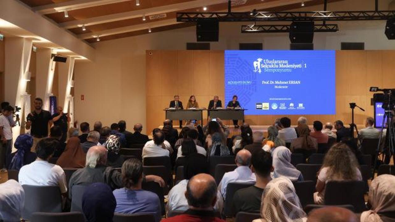 Konya Büyükşehir Belediyesi ev sahipliğinde düzenlenen Uluslararası Selçuklu Medeniyeti Sempozyumu açılış programı