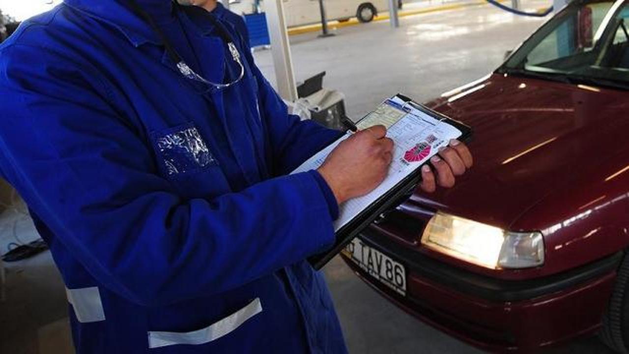 Araç muayene istasyonunda bir teknisyenin aracı kontrol ettiği an