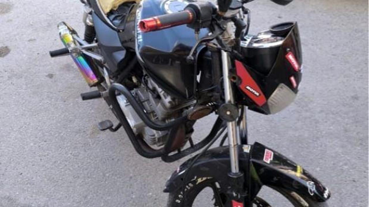 Abart egzozlu ve plakasız motosikletin ehliyetsiz s&uuml;r&uuml;c&uuml;ne 105 bin lira ceza