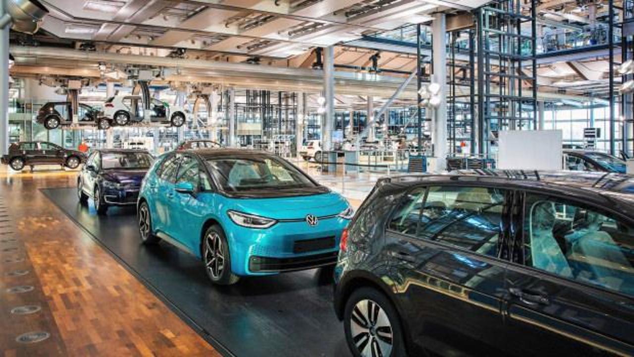 Volkswagen logosu ve üretim tesislerini temsil eden bir görsel