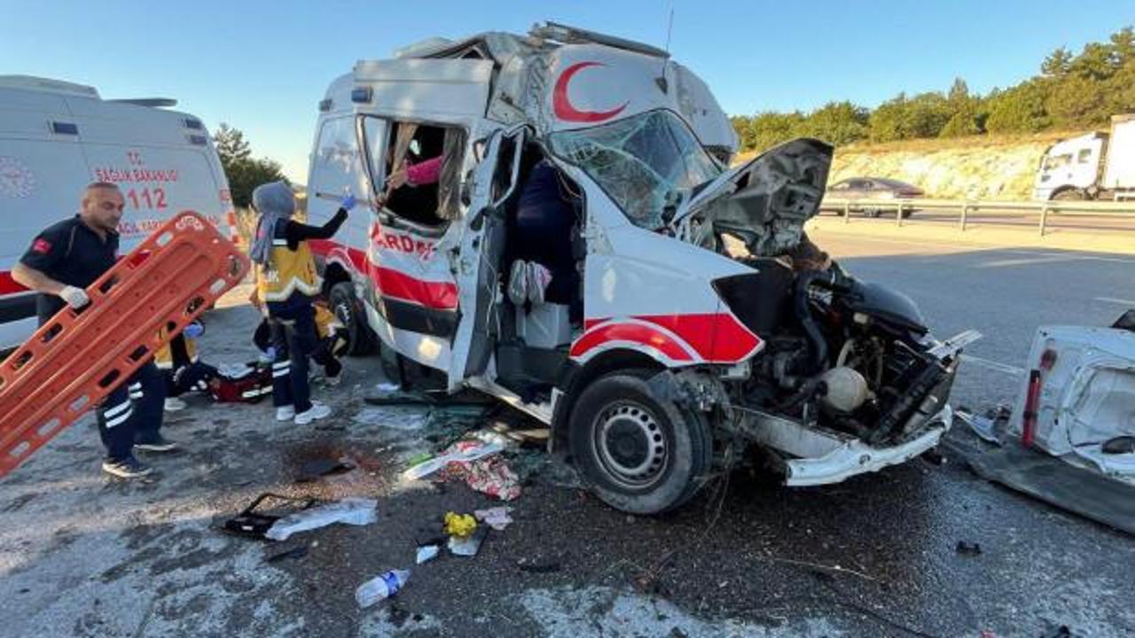 Kütahya'da ambulansın tıra arkadan çarptığı kaza yerinden görüntü.