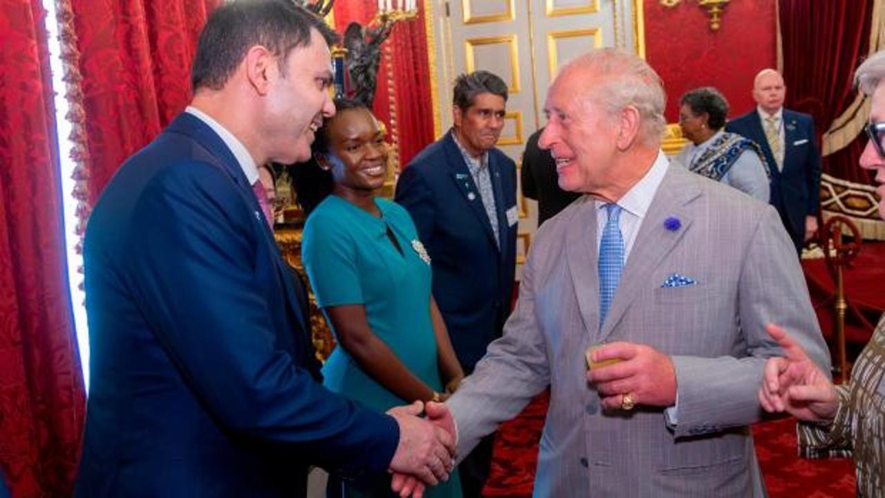 Bakan Özhaseki'nin Londra'da Kral 3'üncü Charles ile katıldığı iklim resepsiyonundan bir görüntü.