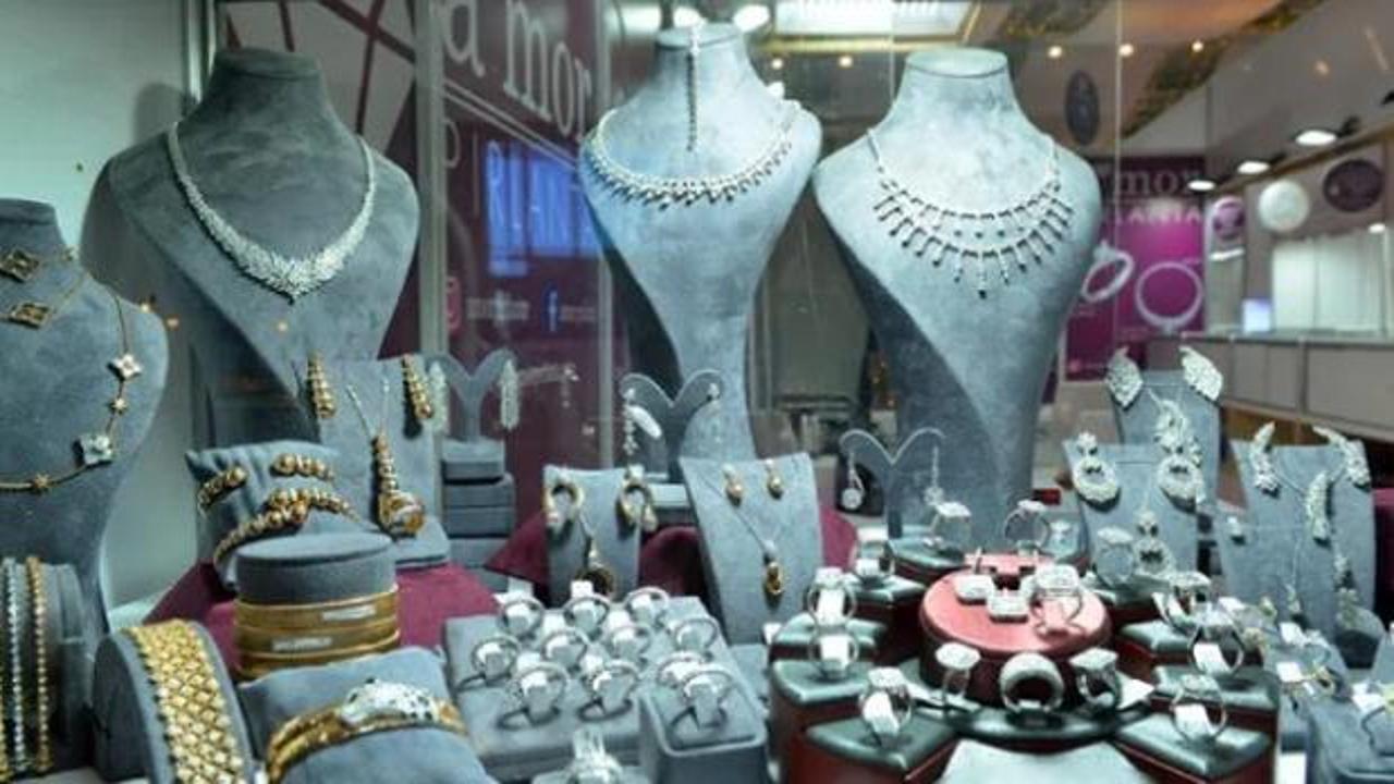 Kuyumcu vitrininde sergilenen altın ve mücevherler