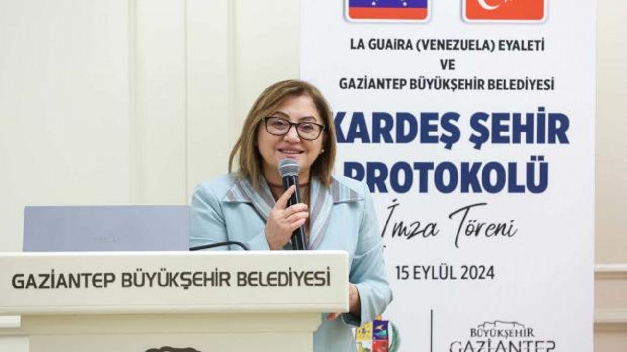 Gaziantep Büyükşehir Belediye Başkanı Fatma Şahin'in Venezuela'daki depremzedelere yardım eli uzattığı anı gösteren görsel.