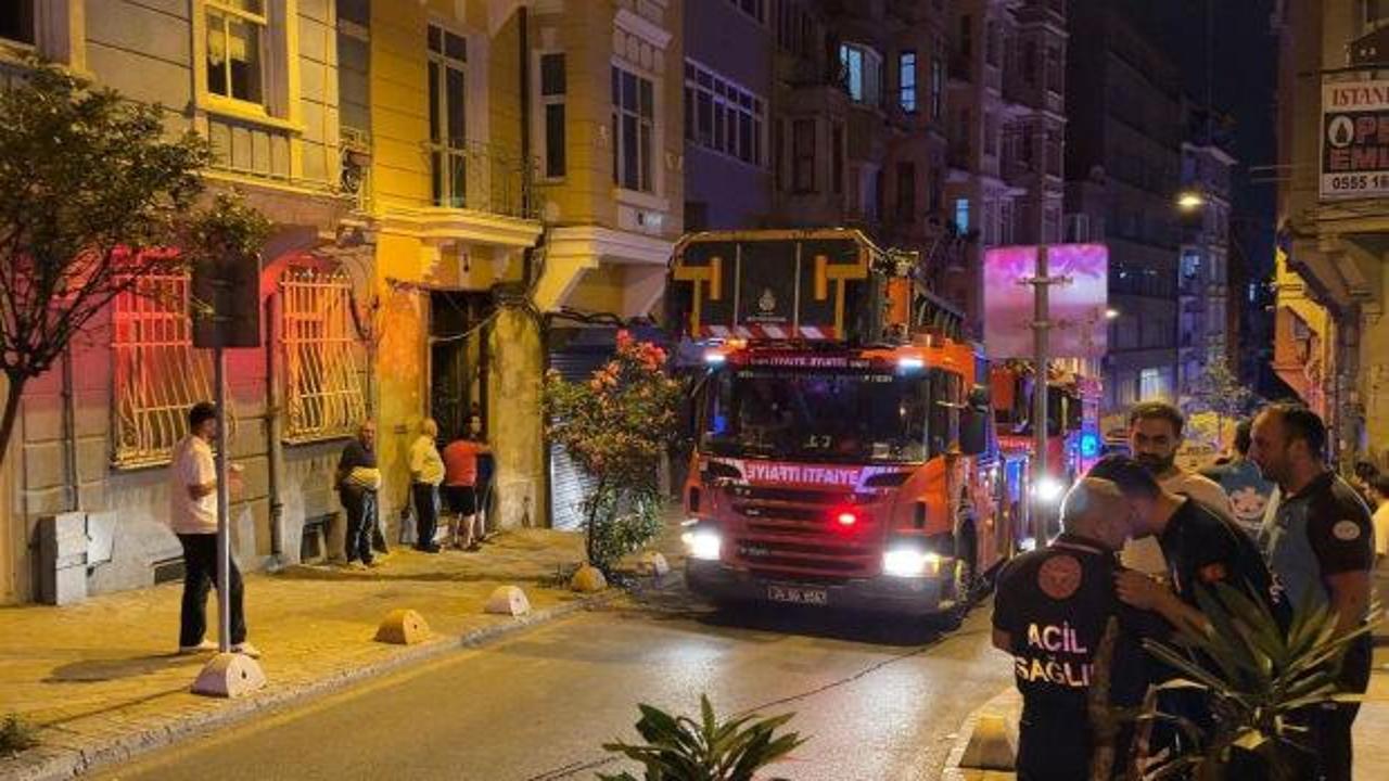 Beyoğlu'nda bir binanın bodrum katındaki duvarın kısmen çöktüğü ve ekiplerin inceleme yaptığı olay yeri.