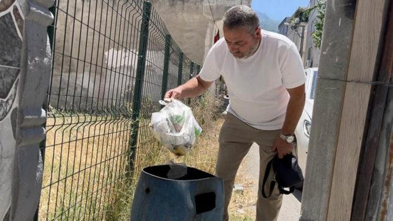 Çöp konteynerinde altın arayan mahalleli