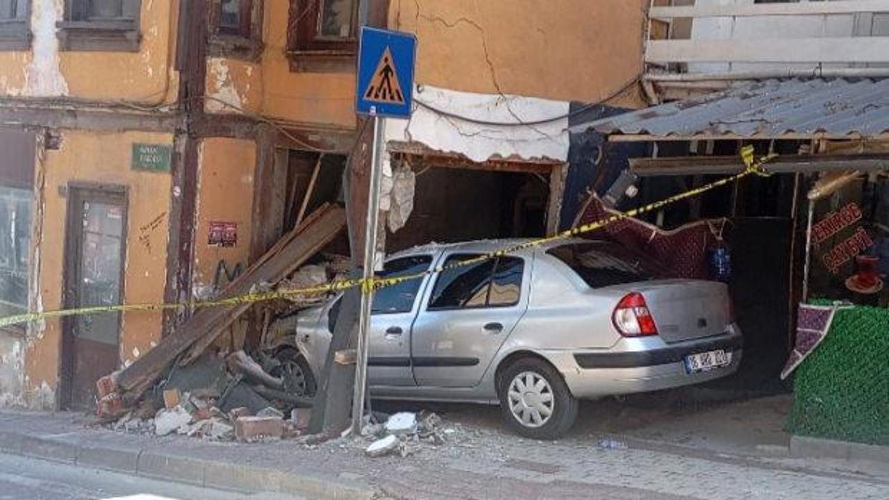Bursa'da freni boşalan otomobil eve girdi