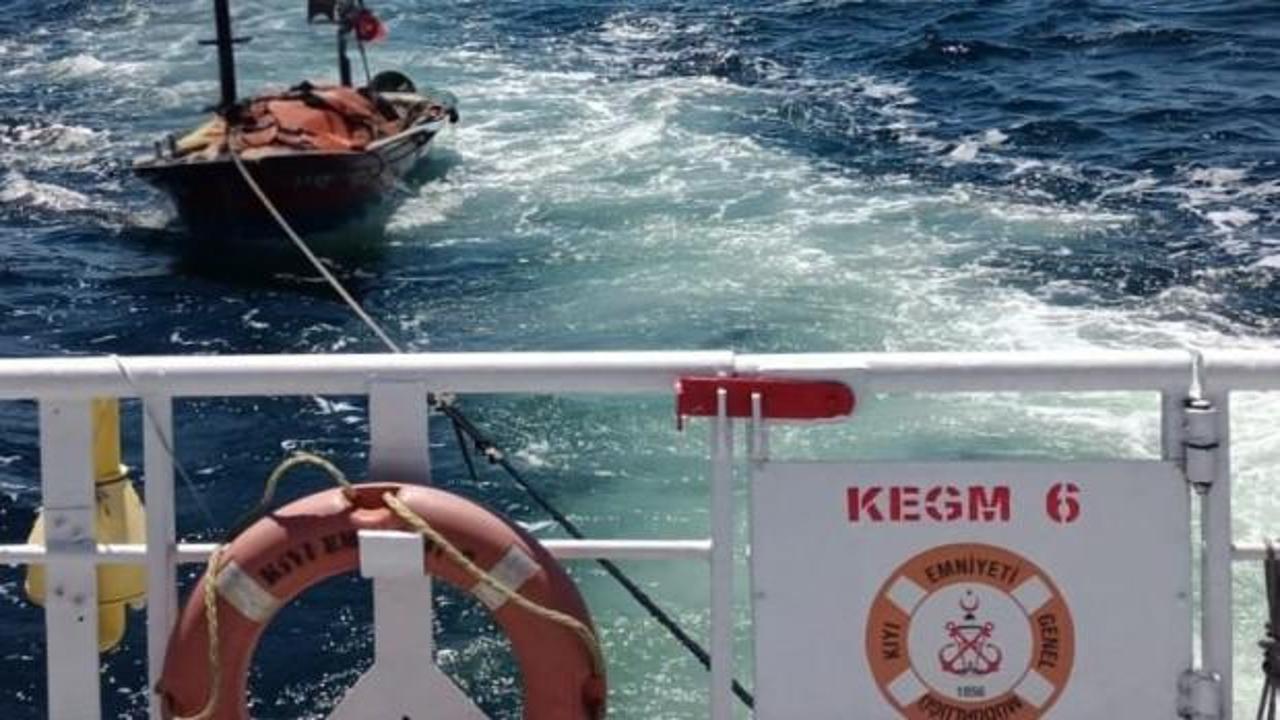 Çanakkale Boğazı'nda sürüklenen tekne kurtarma botu tarafından çekilirken