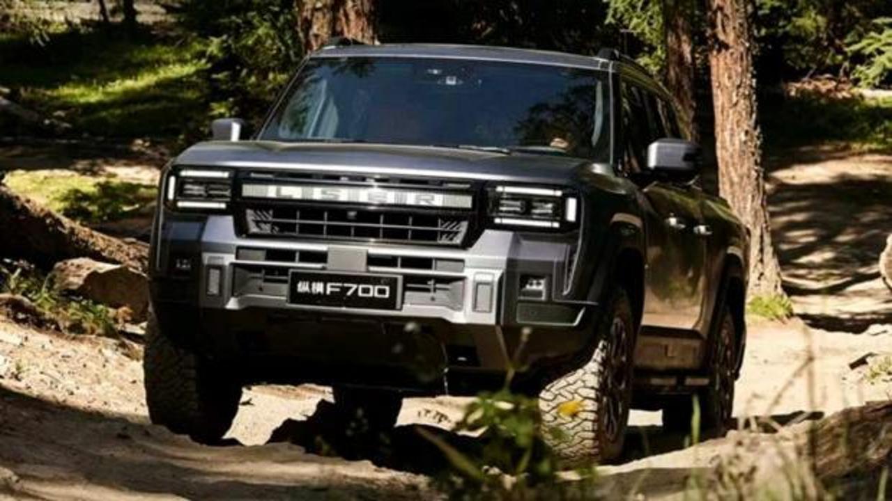 Jetour Zongheng F700 hibrit pickup aracı yolda ilerlerken çekilmiş fotoğrafı.