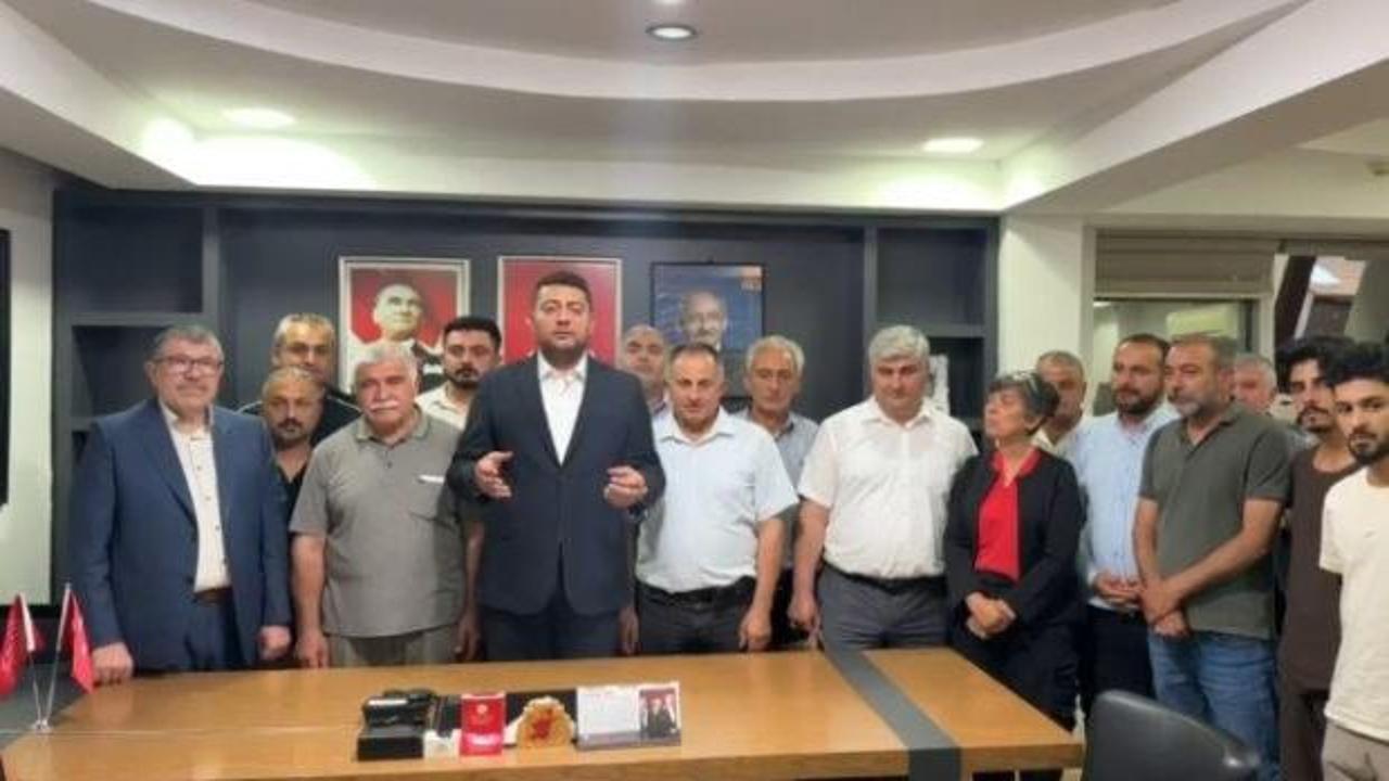 CHP Malatya İl Başkanlığı binasına çilingirle girildiği anın fotoğrafı.