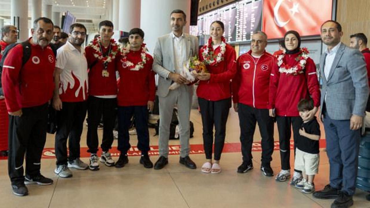 İstanbul Havalimanı'nda karşılanan milli muaythai sporcuları
