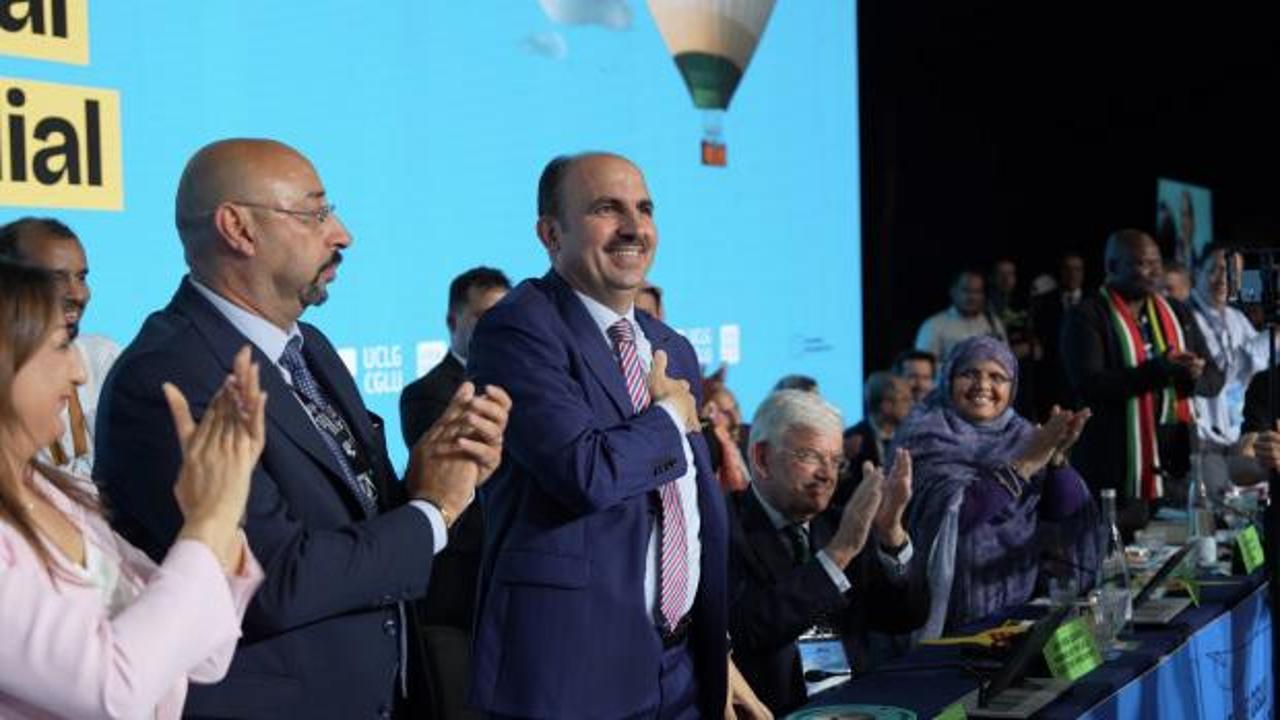 Konya Büyükşehir Belediye Başkanı Uğur İbrahim Altay'ın bir toplantıda konuşma yaparken çekilmiş fotoğrafı.