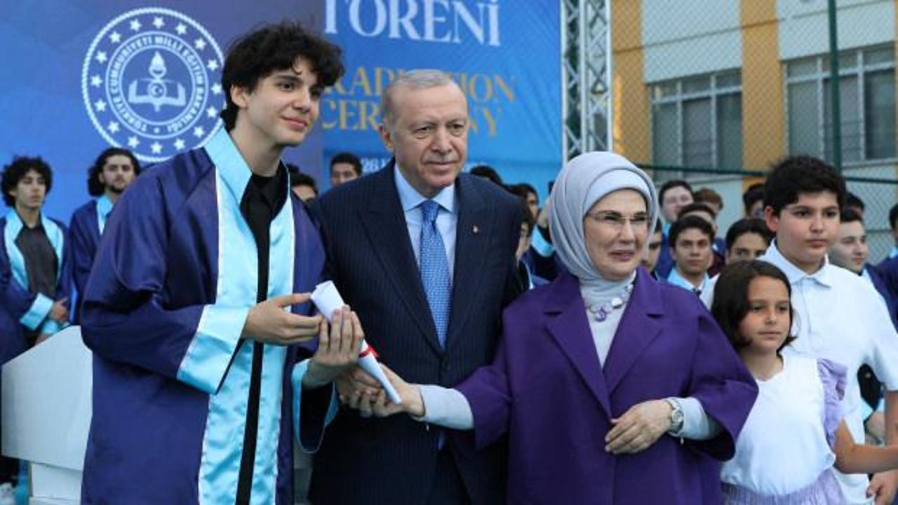 Cumhurbaşkanı Erdoğan torunu Ömer Tayyip Erdoğan'a diplomasını verirken