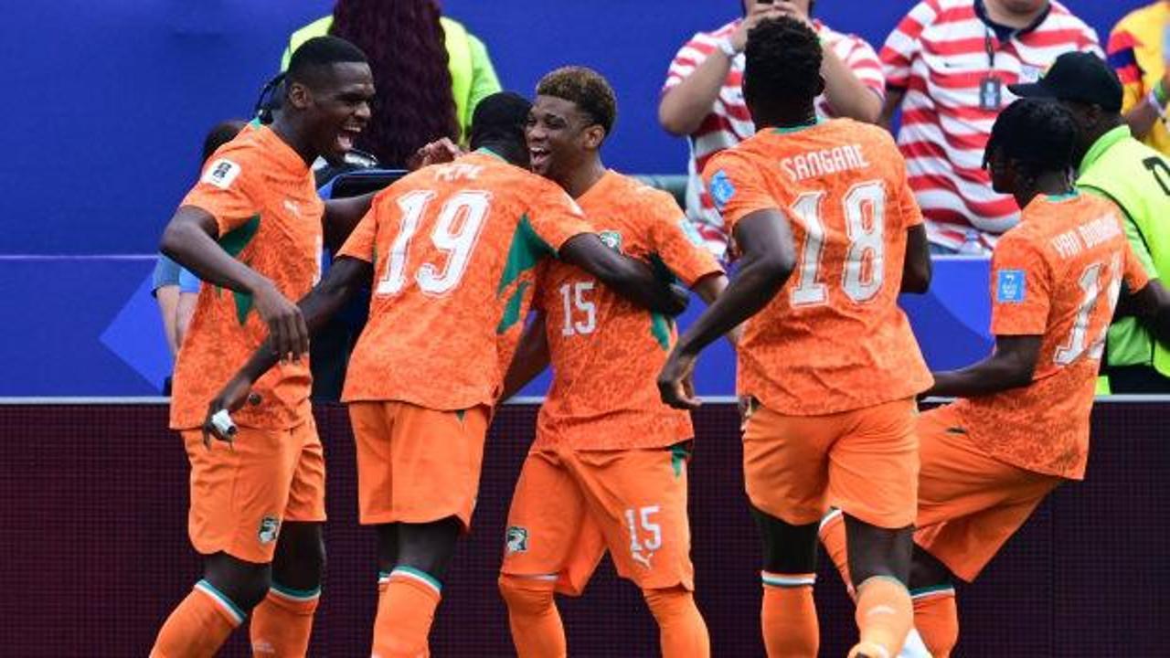 Fildişi Sahili futbolcuları gol sevinci yaşıyor.