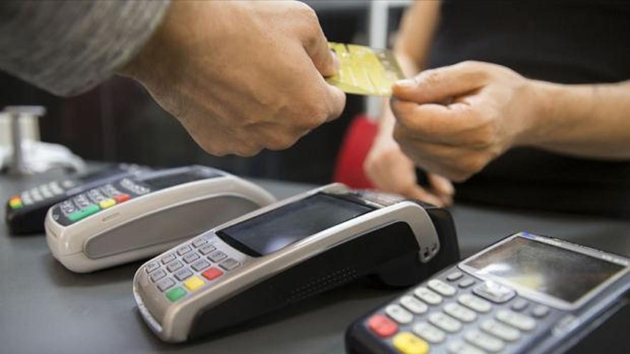 Akıllı telefon ile mobil bankacılık işlemi yapan kişi