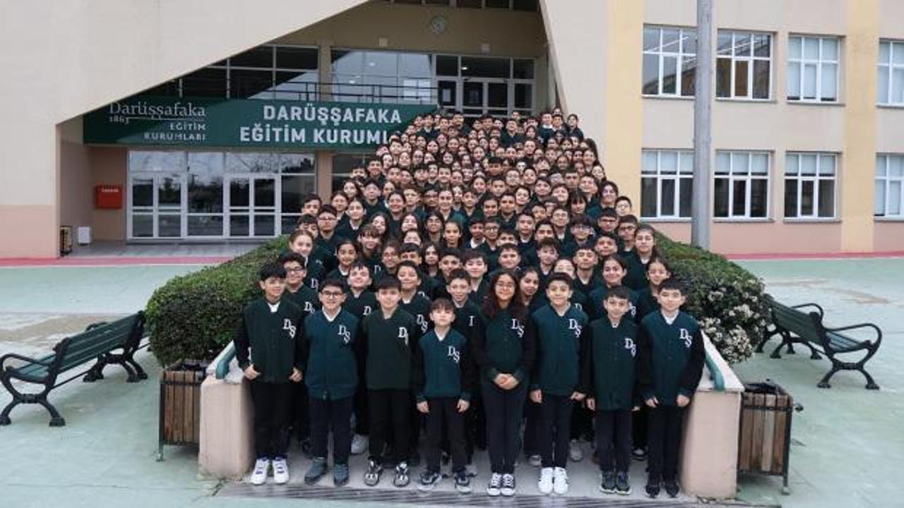 Darüşşafaka Eğitim Kurumları öğrencileri ve okul binası