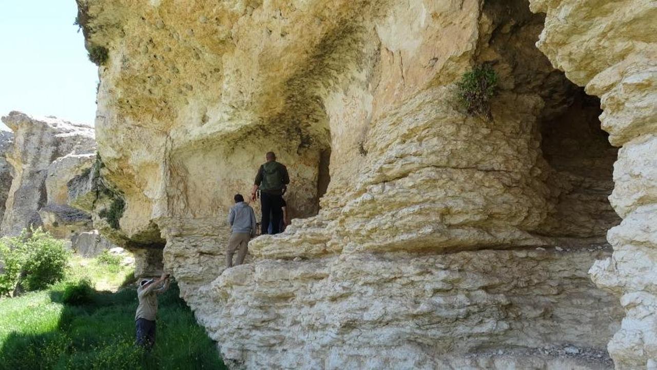 Anadolu'daki resimli mağaralarda bulunan tarih öncesi el izleri