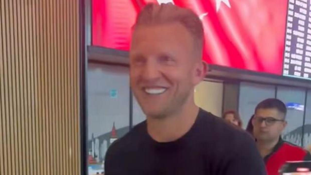 Dirk Kuyt, Fenerbahçe teknik heyetine katıldıktan sonra İstanbul'da görüntülendi.